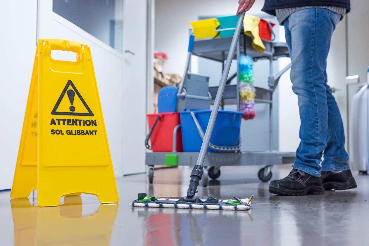 Putzkraft führt eine Büroreinigung durch